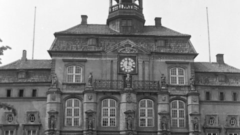 Rathaus Lüneburg 1953: Am 8. Mai 1945 traten hier der Stadtkommandant in Lüneburg und weitere britische Offiziere, die eingesetzten Bürgermeister, Landräte und Amtsträger auf den Balkon und verkündeten der Bevölkerung die bedingungslose Kapitulation der deutschen Wehrmacht 