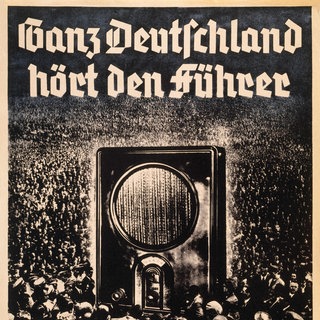 Mit der Verbreitung des Volksempfängers wird der Rundfunk zum Propagandainstrument des Staates. – Plakat nach Leonid, 1936, mit der Auschrift: : "Ganz Deutschland hört den Führer mit dem Volksempfänger"