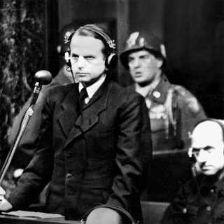Otto Ohlendorf, S.S. Gruppenführer und Befehlshaber der Einsatzgruppe D, am 22. September in Nürnberg. Er wurde 1948 als Kriegsverbrecher zum Tode verurteilt und 1951 hingerichtet.