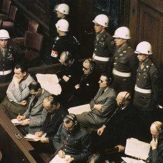 Anklagebank im Nürnberger Prozess gegen die Hauptkriegsverbrecher (20.11.1945 bis 1.10.1946): 1. Reihe v. l.: Goering, Hess, Ribbentrop, Keitel; 2. Reihe v. l.: Doenitz, Raeder, von Schirach, Sauckel und Jodl