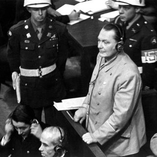 Der ehemalige Reichsmarschall Hermann Göring bittet am 21.11.1945 bei der Eröffnung des 2. Verhandlungstages vor dem internationalen Militärgericht in Nürnberg um Erlaubnis, sprechen zu dürfen.