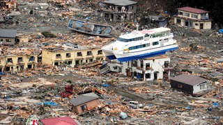 Ein Schiff auf einem Haus in Otsuchi, Präfektur Iwate, Japan, am 15. März 2011: Ein Erdbeben der Stärke 8,9 und ein verheerender Tsunami erschütterten am 11. März 2011 den Nordosten Japans und töteten mehr als 20.000 Menschen.