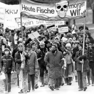Kernkraftgegner demonstrieren am 31.3.1975 (Ostermontag) mit einem Sternmarsch und einer anschließenden Kundgebung auf dem besetzten Baugelände gegen die geplante Errichtung des Atomkraftwerkes Wyhl im Kreis Emmerdingen in Baden-Württemberg