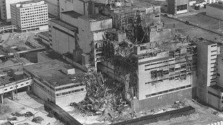Der zerstörte Reaktorblock 4 inTschernobyl am 15.5.1986