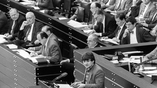 Der hessische Umweltminister Joschka Fischer (Die Grünen) während seiner Rede am 14.5.1986 im Bonner Bundestag. Mit einer Regierungserklärung von Bundeskanzler Helmut Kohl u. a. zur Reaktorkatastrophe in Tschernobyl begann eine heftig geführte Debatte.