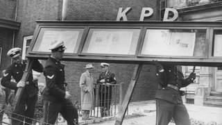 Polizeibeamte räumen nach der Bestätigung des Verbots der KPD am 17. August 1956 das Büro der KP-Landesleitung in Hamburg in der Nagelsallee