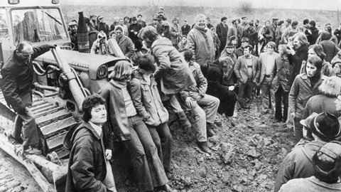 Umweltaktivisten und Atomkraftgegner besetzen am 18. Februar 1975 die Baustelle des geplanten Kernkraftwerks in Wyhl 