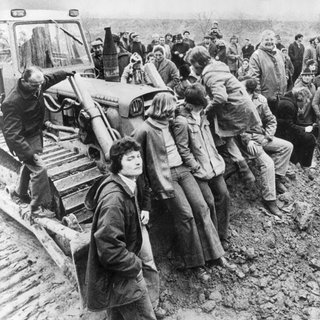 Umweltaktivisten und Atomkraftgegner besetzen am 18. Februar 1975 die Baustelle des geplanten Kernkraftwerks in Wyhl 
