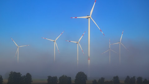 Windenergieanlagen im Nebel