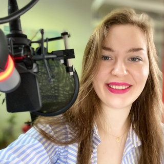 Anna-Carina Blessmann am Mikrofon