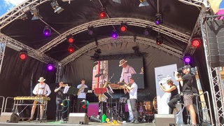Musikerinnen und Musiker des SWR Symphonieorchesters auf der Bühne.