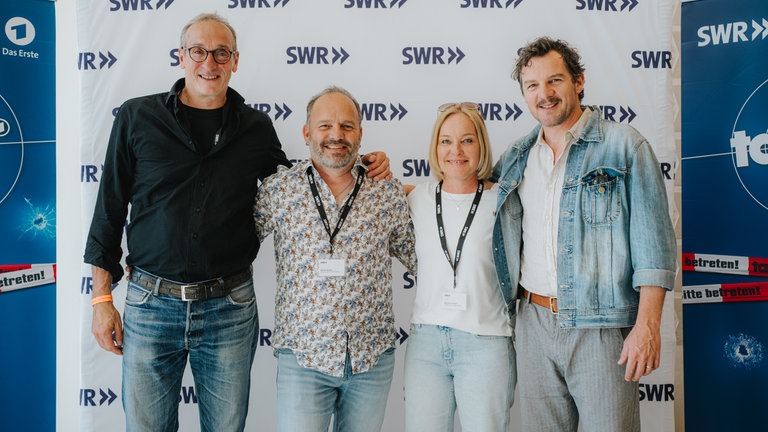 Glückliche Gewinner des Meet & Greet mit den Tatortstars Felix Klare und Jürgen Hartmann