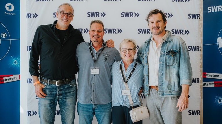 Glückliche Gewinner des Meet & Greet mit den Tatortstars Felix Klare und Jürgen Hartmann