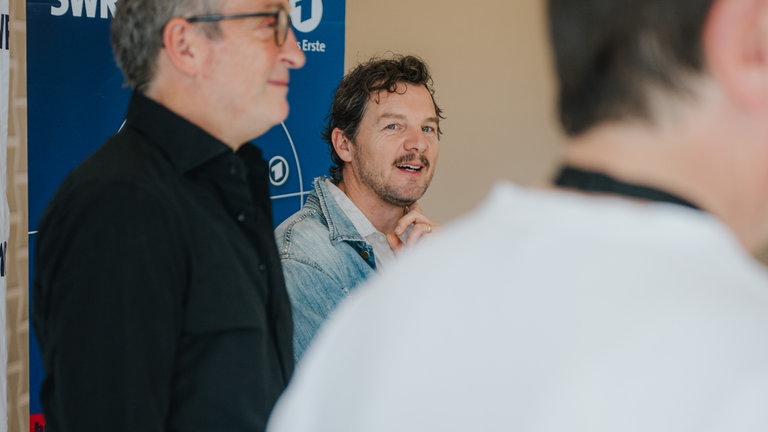 Glückliche Gewinner des Meet & Greet mit den Tatortstars Felix Klare und Jürgen Hartmann