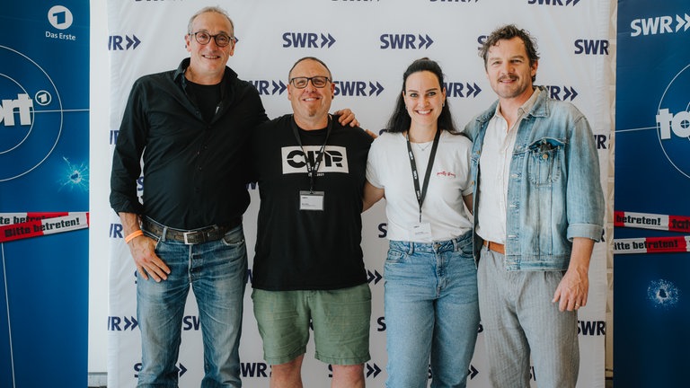Glückliche Gewinner des Meet & Greet mit den Tatortstars Felix Klare und Jürgen Hartmann