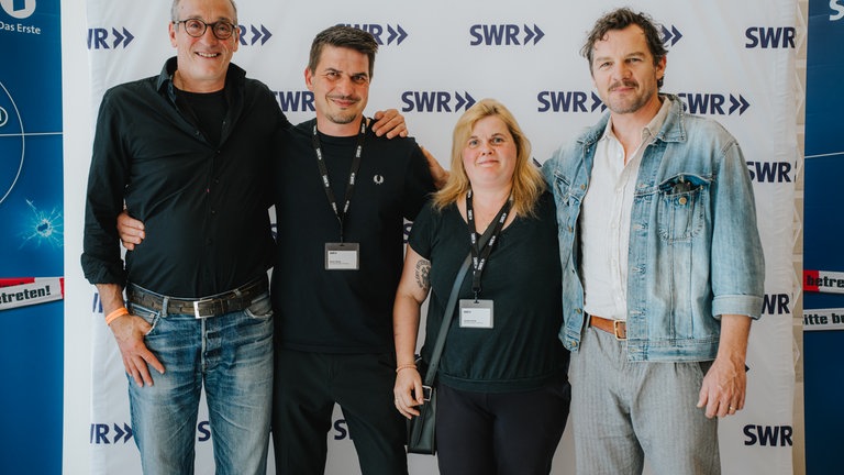 Glückliche Gewinner des Meet & Greet mit den Tatortstars Felix Klare und Jürgen Hartmann