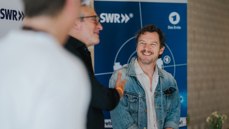 Glückliche Gewinner des Meet & Greet mit den Tatortstars Felix Klare und Jürgen Hartmann