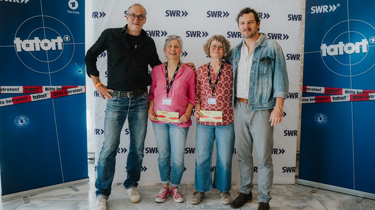 Glückliche Gewinner des Meet & Grret mit den Tatortstars Felix Klare und Jürgen Hartmann 