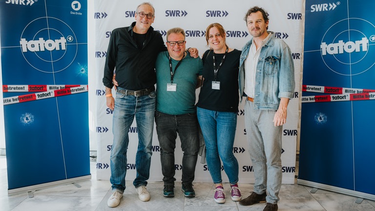 Glückliche Gewinner des Meet & Grret mit den Tatortstars Felix Klare und Jürgen Hartmann 