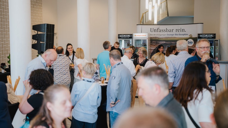 Glückliche Gewinner des Meet & Greet mit den Tatortstars Felix Klare und Jürgen Hartmann