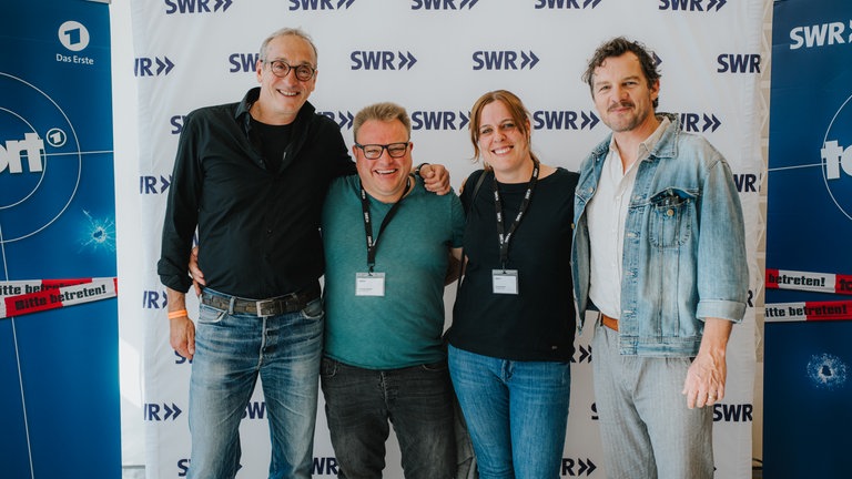 Glückliche Gewinner des Meet & Greet mit den Tatortstars Felix Klare und Jürgen Hartmann