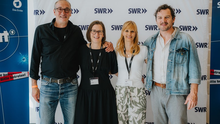 Glückliche Gewinner des Meet & Greet mit den Tatortstars Felix Klare und Jürgen Hartmann