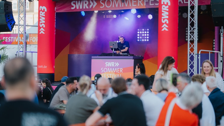 DJ D White auf der Kleinen Festivalbühne