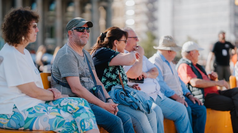Publikum vor der Kleinen Festivalbühne
