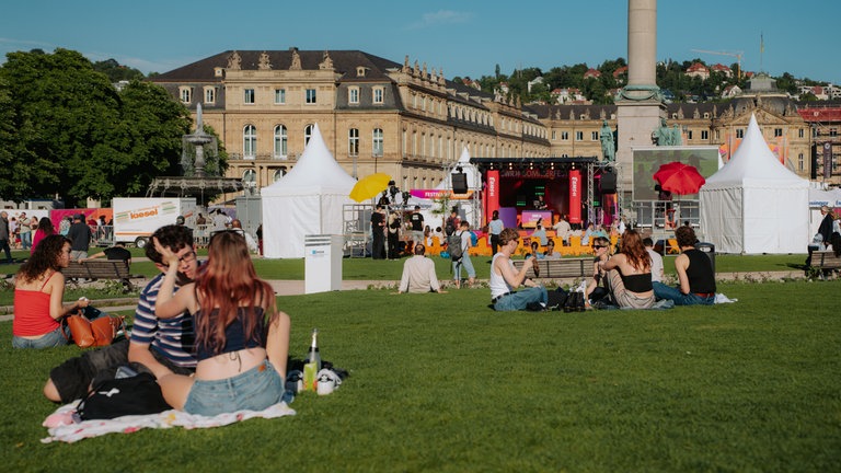 Chillen auf der Wiese auf dem Schlossplatz