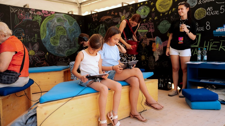Impressionen von der Festivalmeile beim SWR Sommerfestival 2026