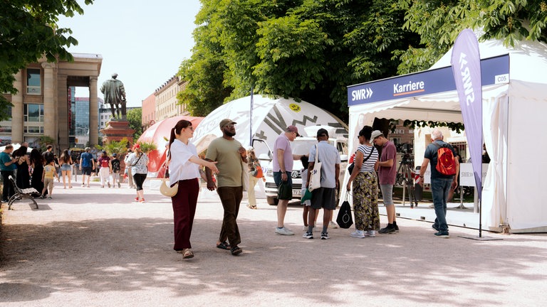 Impressionen von der Festivalmeile beim SWR Sommerfestival 2026