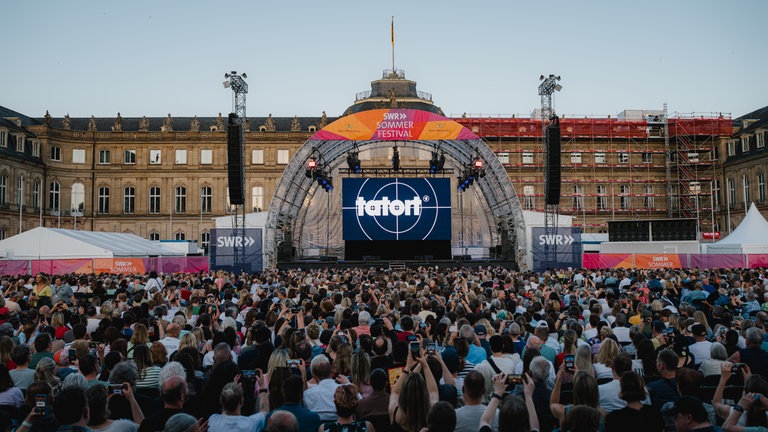 Blick auf die Bühne mit Tatort-Logo