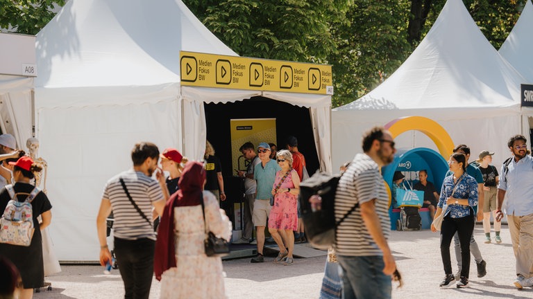 Impressionen von der Festivalmeile beim SWR Sommerfestival in Stuttgart