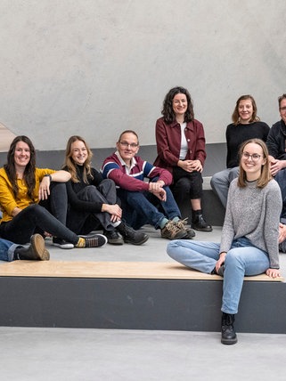 Teamfoto SWR Data Lab, v.l.n.r. Nico Heiliger, Tom Burggraf, Dorina Kohler, Katharina Forstmair, Ulrich Lang, Shannon Reitmeir, Natalie Widmann, Maren Krämer, Michael Kreil, Johannes Schmid-Johannsen, Gina La Mela, Simon Jockers, Jan Russezki