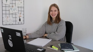 Frau vor dem Laptop