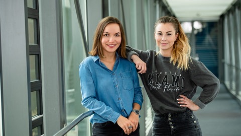 Das Bild zeigt zwei Schulabgängerinnen