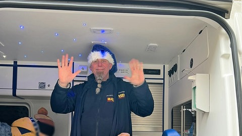 Man sieht einen Ehrenamtlichen des ASB im Wünschewagen.