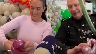 SWR-Reporterin Selina und Ballonkünstler Ralf auf der CMT in Stuttgart