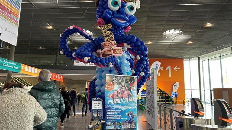 Eine meterhohe Figur aus bunten Ballons am CMT-Eingang
