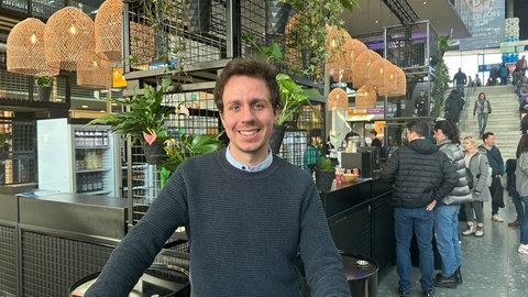 Reporter Thorben Langwald aus dem Studio Friedrichshafen auf der CMT in Stuttgart.