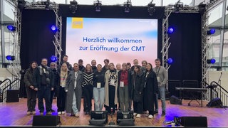 Das SWR-Team steht zusammen auf der Bühne auf der CMT 2025 in Stuttgart.
