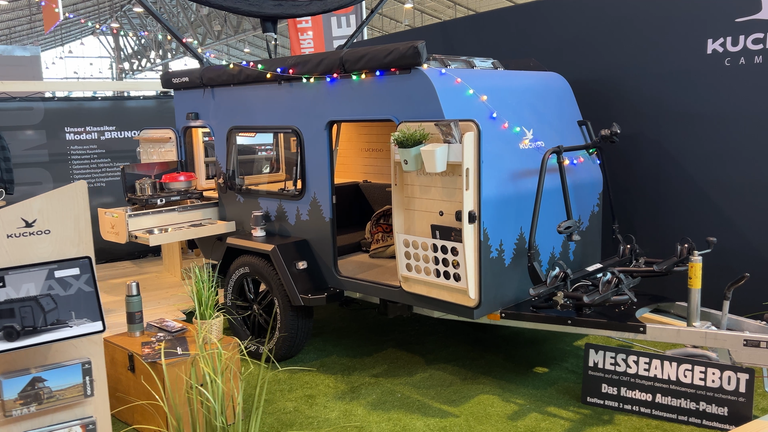 Blauer Outdoor-Wohnwagen