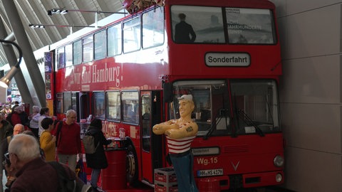 Ein roter Doppeldecker-Bus auf der CMT