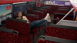 Reporterin Valeria macht Pause in einem Bus auf der CMT in Stuttgart