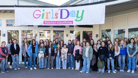 Mädchen stehen zum GirlsDay vor dem SWR Funkhaus in Baden-Baden