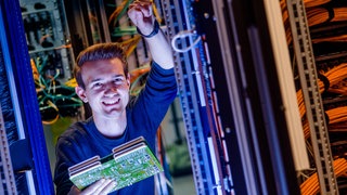 Das Bild zeigt einen dualen Studenten der InformatikInformationstechnik