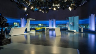 Beleuchtetes Fernsehstudio der SWR-Produktion "Zur Sache Baden-Württemberg".