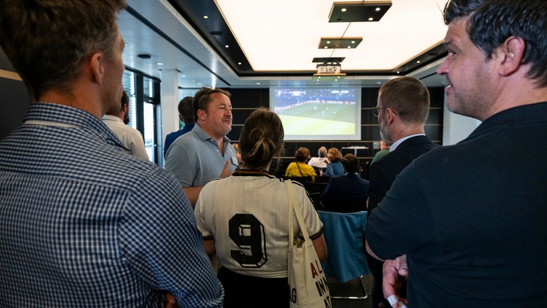 Beim EM-Public Viewing unterhalten sich die Gäste.