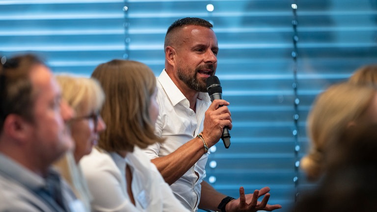 Alexander Dorn vom Süddeutschen Volleyballverband stellt eine Frage an die SWR Sportverantwortlichen.