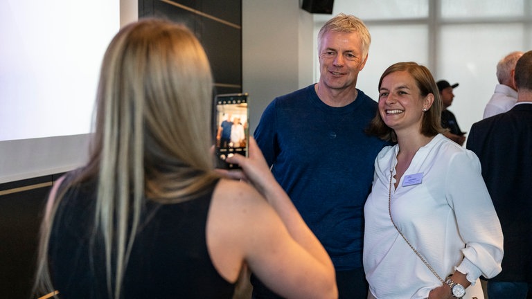 Viele Gäste möchten ein Foto mit Sport-Kommentator Tom Bartels machen.